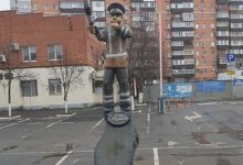 Фото - Памятник гаишнику из пня в российском городе сравнили с «Аленкой»