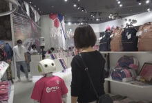 Фото - Робот не только помогает людям делать покупки, но и следит, чтобы все были в масках