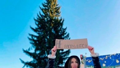 Фото - Россиянка возмутилась облезлой елкой за миллионы рублей