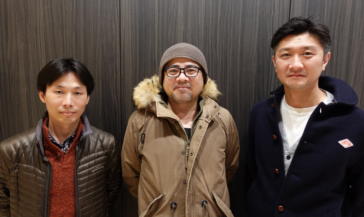 Тояма (в центре) с двумя коллегами: слева стоит технический директор Дзюнья Окура (Junya Okura), а справа — операционный директор Кадзунобу Сато (Kazunobu Sato)