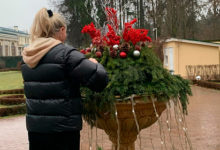 Фото - Супруга Юдашкина показала украшенный к Новому году особняк