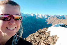 Фото - Туристка отправила селфи с вершины горы и бесследно пропала