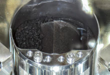 Фото - В капсуле с зонда «Хаябуса-2» нашлись сантиметровые частицы астероида Рюгу, а ещё кусочек металла