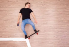 Фото - Выдумщик поразил людей трюком со скейтбордом, три дня пролежав на полу