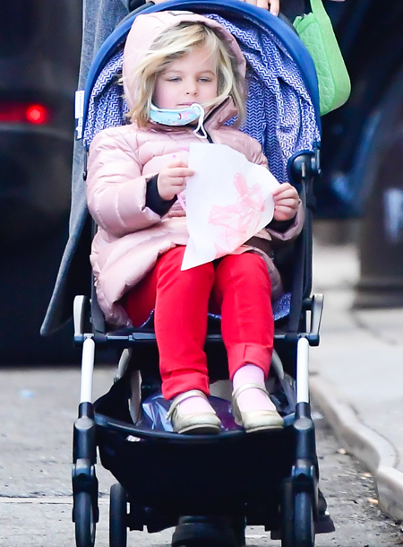Все тренды в одном образе: Ирина Шейк с дочкой Леей на прогулке в Нью-Йорке