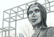 Фото - Памятник Аленке выставили на торги за 1 млн рублей