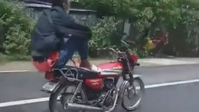 Фото - Безрассудный мотоциклист показал, как он умеет кататься без рук