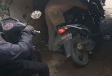 Фото - Чтобы проехать по смехотворно низкому тоннелю, мотоциклистам приходится мучиться