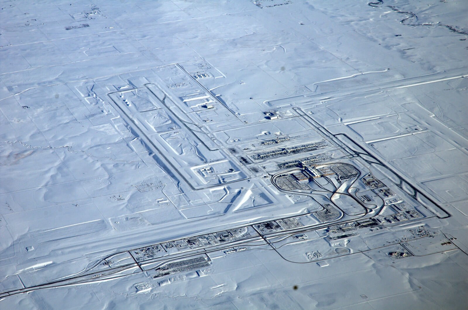 Какие теории заговора окружают международный аэропорт в Денвере?