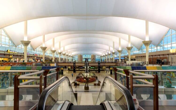 Какие теории заговора окружают международный аэропорт в Денвере?