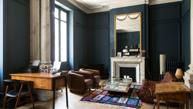 Фото - Модные апартаменты в тёмных тонах с классическими акцентами для творческой семьи в Бордо