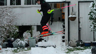 Фото - Мужчина превратил крыльцо дома в трамплин для лыжных тренировок сына
