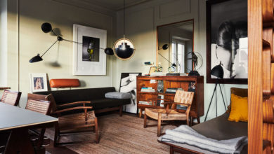 Фото - Обилие дерева и глубокие тона: модный дизайн квартиры фотографа в Стокгоьме