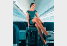 Фото - Поза стюардессы в мини-платье на тележке для еды впечатлила пользователей сети
