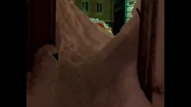 Фото - Снегоуборщик превратил подъезд в российском городе в «берлогу»