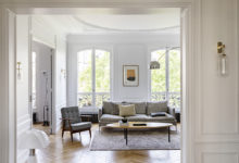 Фото - Светлые современные апартаменты в Париже с витражными окнами и интересным панно в спальне