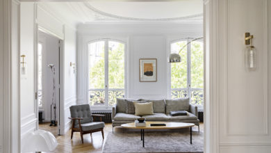 Фото - Светлые современные апартаменты в Париже с витражными окнами и интересным панно в спальне