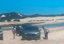 Фото - Туристы увязли в песке на машинах за миллионы рублей и стали посмешищем в сети