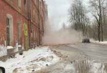 Фото - В российском городе рухнула стена здания с разобранной мародерами крышей