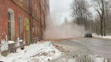 Фото - В российском городе рухнула стена здания с разобранной мародерами крышей