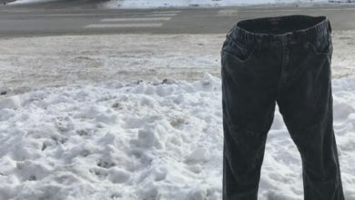 Фото - Автовладелец замораживает штаны, чтобы зарезервировать парковочное место