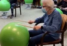 Фото - Барабаны, сделанные из гимнастических мячей, стали отличным развлечением для пожилых
