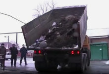 Фото - Чеченца заставили извиниться за свалку и выбросили мусор к его воротам