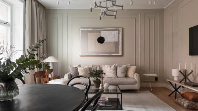 Фото - Чёрная современная кухня и элегантные классические детали в интерьере квартиры в Швеции (78 кв. м)