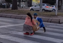 Фото - Чтобы перейти дорогу, пешеход облачился в смешной костюм