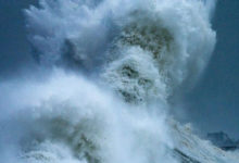Фото - Фотограф запечатлел не только волны, но и морского бога