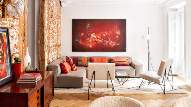 Фото - Кирпичная стена, лепнина и коллекция современного искусства: эклектичная квартира в Мадриде