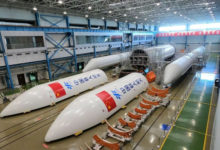 Фото - Китай готовит запуск космической станции: началась установка основного блока на ракету-носитель