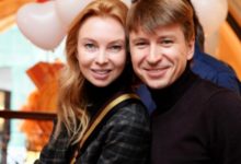 Фото - «Красивая семья»: Алексей Ягудин пригласил жену и дочерей в ресторан