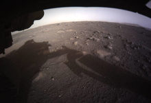 Фото - Марсоход отправил ученым «селфи» и первые цветные снимки с Красной планеты