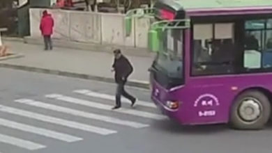Фото - Прохожие объединились, чтобы приподнять автобус и спасти из-под него пожилого мужчину