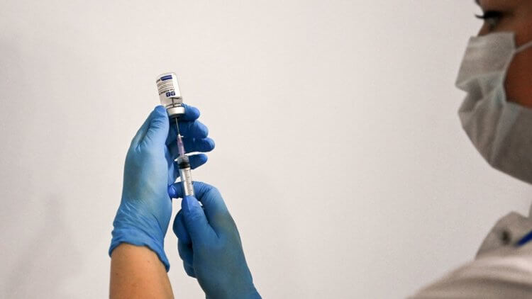 Российская вакцина «Спутник-V» признана эффективной и безопасной