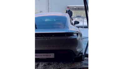 Фото - Российский блогер влетел в витрину автосалона на новом Porsche