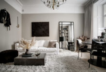 Фото - Современная мебель и тёмные акценты в дизайне шведской квартиры в старом доме (51 кв. м)