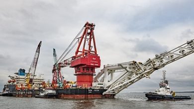 Фото - Способное достроить «Северный поток-2» судно начало укладку труб в Дании