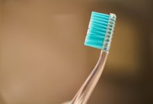 Фото - Стоматолог развеял популярные мифы о чистке зубов
