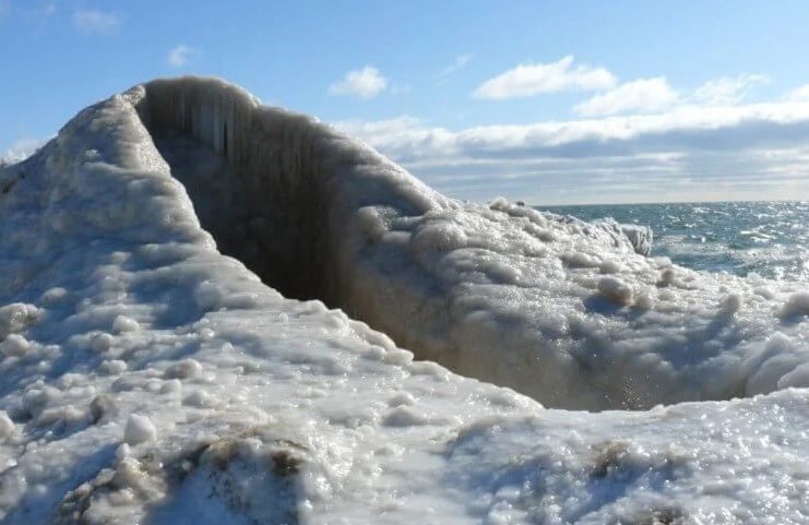 В Казахстане образовался вулкан, который извергается водой