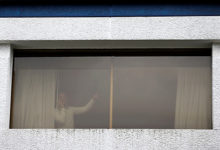 Фото - Запертый в отеле на карантин мужчина подавал сигналы прохожим записками в окне