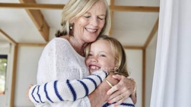 Фото - «Разрешаю обнять внучку»: женщина расплакалась, прочитав рецепт от врача