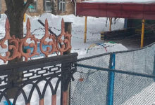 Фото - Детский сад в российском городе обнесли колючей проволокой