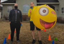 Фото - Игра в гигантский пляжный мяч помогла друзьям стать мировыми рекордсменами