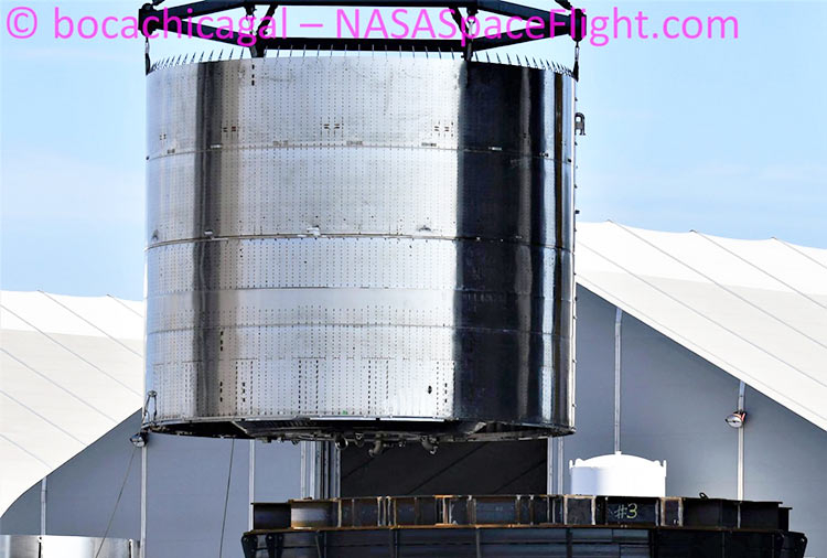 SpaceX устанавливает двигательную секцию BN1 на специальный стол (NASASpaceflight | bocachicagal)