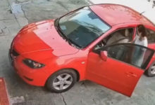 Фото - Красивая машина красного цвета была повреждена нелепым образом