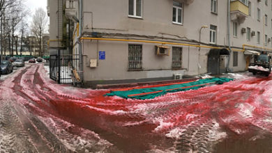 Фото - Красный снег удивил москвичей