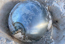 Фото - На Багамах нашли титановый шар с надписями на русском