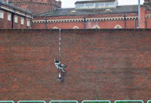 Фото - Неизвестные закрасили часть граффити Бэнкси на стене тюрьмы